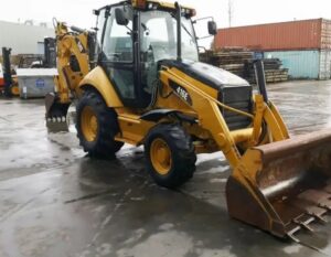 Retroescavadeira Caterpillar 416E amarela com caçamba frontal e braço escavador, vista lateral
