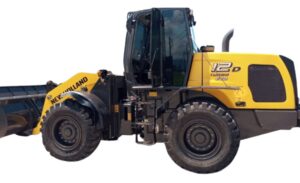 Carregadeira New Holland 12D amarela com cabine fechada, rodas grandes e braço articulado frontal