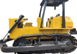 Trator de esteira amarelo New Holland D170 em vista lateral, com lâmina frontal e cabine aberta