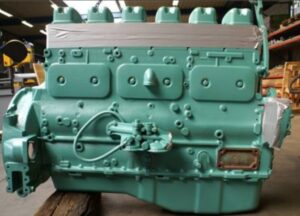 Motor Volvo TD122 verde de metal com parafusos e componentes aparentes em ambiente de oficina