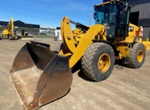 Pá-carregadeira Caterpillar 924K 930K 938K com caçamba frontal em ambiente industrial
