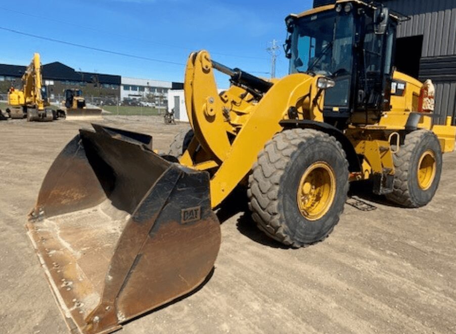 Pá-carregadeira Caterpillar 924K 930K 938K com caçamba frontal em ambiente industrial