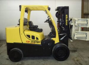 Empilhadeira Hyster 135 amarela e preta vista de lado em ambiente industrial