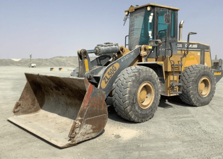 Carregadeira de rodas XCMG ZL50G amarela e preta com caçamba frontal em área industrial