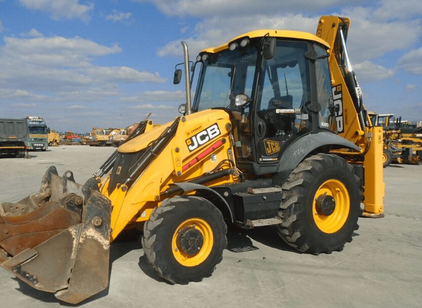Retroescavadeira JCB amarela modelos 3CX/4CX/5CX com cabine envidraçada e braços articulados em canteiro de obras