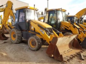 Retroescavadeira JCB 3CX amarela com caçamba traseira em área externa