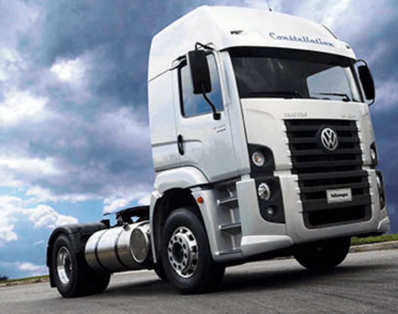 Caminhão VW Constellation cavalo mecânico branco em estrada, vista frontal com grade preta e rodas prateadas