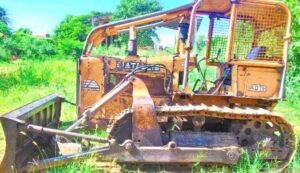 Trator de esteira Fiatallis AD7B amarelo com lâmina frontal e esteiras, em área externa